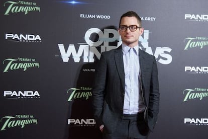 Elijah Wood: metro sesenta y cinco de estilizante chaqueta abierta (verán que lo hace en todas sus fotos) y camisa de rayas