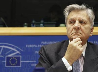 El presidente del Banco Central Europeo, Jean-Claude Trichet, ayer en Bruselas antes de dirigirse a la Comisión de Asuntos Monetarios del Parlamento Europeo.