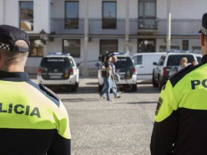 Dos polic&iacute;as municipales en Valdemoro.