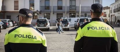 Dos polic&iacute;as municipales en Valdemoro.