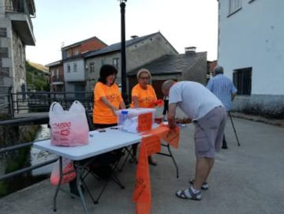 Un vecino vota en la mesa del referéndum no oficial de Porto (Zamora).