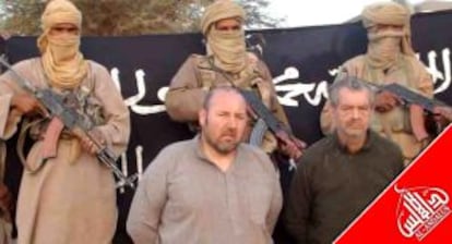 Dos rehenes en una imagen facilitada por la rama magrebí de Al Qaeda.