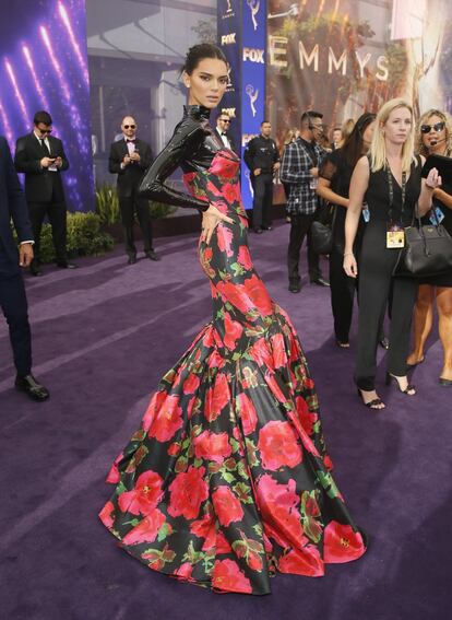 El conjunto de Kendall Jenner para los premios Emmy de este año suscitó bastantes comentarios. La combinación de un vestido floreado sobre una pieza de cuero de manga larga, que recordaba a Catwoman, en pleno septiembre no agradó a todo el mundo.