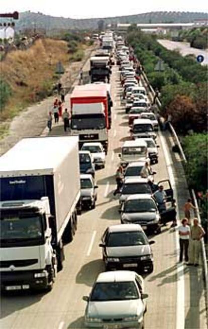 Los trabajadores de Santana cortan la carretera de Andalucía.