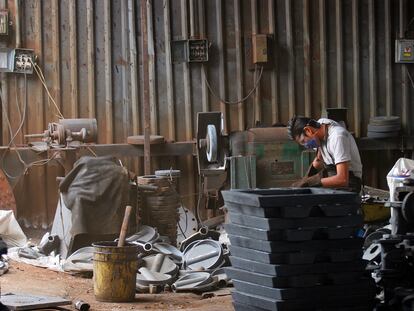 Un trabajador de una fundidora en Jalisco, limpia los moldes de vaciado. 