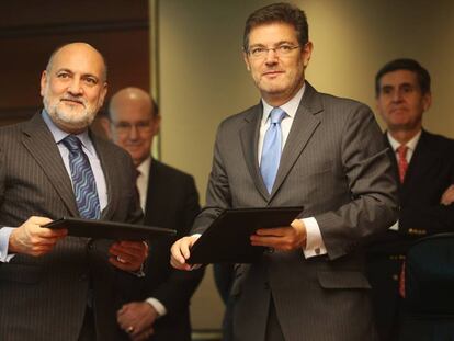 Francisco P&eacute;rez de los Cobos junto al ministro de Justicia, Rafael Catal&aacute;, en una foto de archivo.