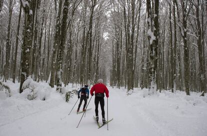 Dos esquiadores disfrutan en el rincón de Belagua, en Navarra, donde se ha acumulado más de un metro de nieve.