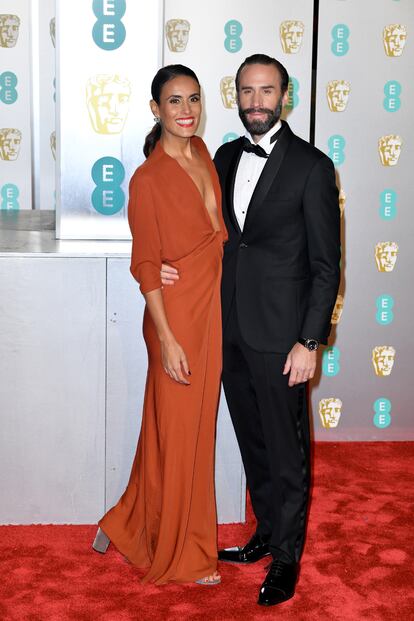 Joseph Fiennes (El cuento de la criada) y Maria Dolores Dieguez.