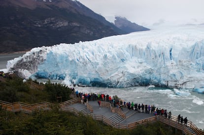 Su nombre hace honor a Francisco Moreno (1852-1919), explorador de la zona austral de Argentina y director del museo de la Sociedad Científica de este país. En la imagen, los turistas esperan el momento del derrumbe natural del arco que el glaciar Perito Moreno forma sobre la península Magallanes, cerca de El Calafate (Argentina).