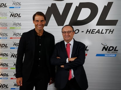 El tenista Rafa Nadal (i) y Juan Matji (d), presidente de la empresa 'Cantabria Labs', posan para los fotógrafos durante la presentación de su nuevo proyecto empresarial, este jueves en el Museo del Traje de Madrid.