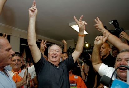 Alberto Joao Jardim (centro) celebra su victoria.
