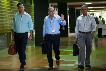 Humberto de la Calle (centro) encabeza a la delegación colombiana en el proceso de paz.