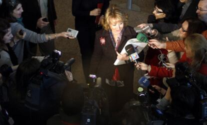 Los periodistas rodean a la presidenta regional, Esperanza Aguirre, a su entrada al pleno de la Asamblea.