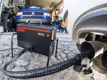 Un dispositivo mide los niveles de emisiones del motor diésel de un Volkswagen Golf. 