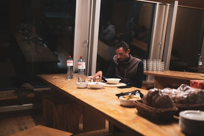 Kilian Jornet cenando en un refugio suizo, en una imagen cedida por el protagonista.