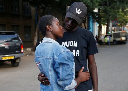 Tony Wakaiga, estudiante de Arte y Diseño y Suzzy Konje, estudiante de Turismo, ambos de 18 años, posan tras una cita en Nairobi (Kenia), el 11 de febrero de 2018. Tony conoció a Suzzy en una sesión fotográfica en Banda Street y pronto empezaron a salir, "hemos sido muy buenos amigos mucho tiempo y nuestra pasión por el otro ha madurado como el vino. Este San Valentín tengo una sorpresa especial para Suzzy que hará que se le salga el corazón" dijo Tony.