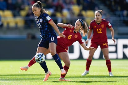 Lieke Martens (a la izquierda), de Países Bajos, es presionada por la española Aitana Bonmati.