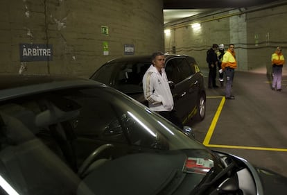 Vuelta de los cuartos de final de la Copa del Rey. Barcelona, 2 - Real Madrid, 2: El entrenador del Real Madrid, José Mourinho, espera en el aparcamiento del Camp Nou al colegiado Teixeira Vitienes.