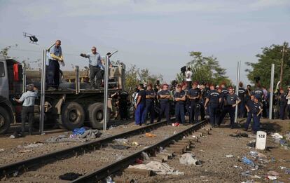 Policas hngaros destacados a lo largo de la valla que se construye en la frontera serbia cerca del pueblo de Horgos.