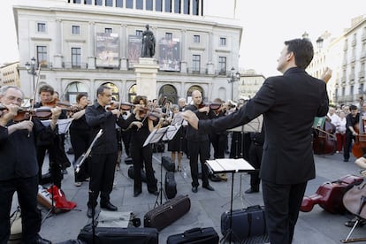 La Sinfónica de Madrid, frente al Teatro Real.