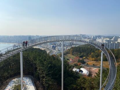Las vistas desde el Space Walk Hwanho Park, en la ciudad de Pohang, en Corea del Sur.