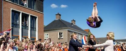 Los reyes de Holanda participan de la celebración de su visita en la ciudad de Beilen, durante su gira por su país el 28 de mayo de 2013.