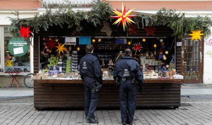 Policías alemanes en el mercadillo de Potsdam, este sábado.
