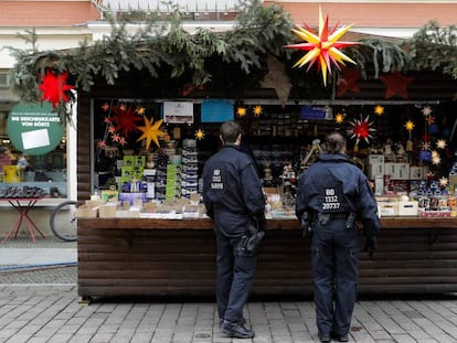 Polic&iacute;as alemanes en el mercadillo de Potsdam, este s&aacute;bado.