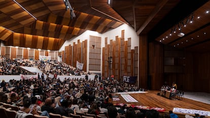 Estudiantes participan de la asamblea general durante el paro de la Universidad Nacional en Bogotá, este viernes.