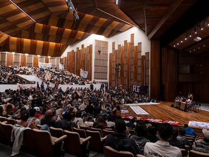 Estudiantes participan de la asamblea general durante el paro de la Universidad Nacional en Bogotá, este viernes.