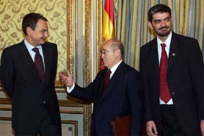 Rodríguez Zapatero conversa  en la Casa de América con José María Cuevas (centro).