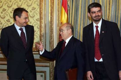 Rodríguez Zapatero conversa en la Casa de América con José María Cuevas (centro).