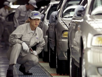 Operarios en una cadena de montaje de Samsung.