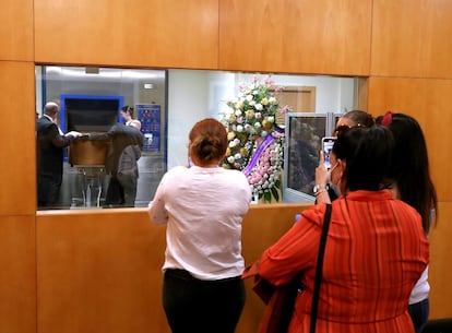 Momento en el que introducen el féretro con el cadáver de Erika Mejía en el crematorio. Su familia retransmitía el momento para las hijas de la fallecida, que viven en Honduras.