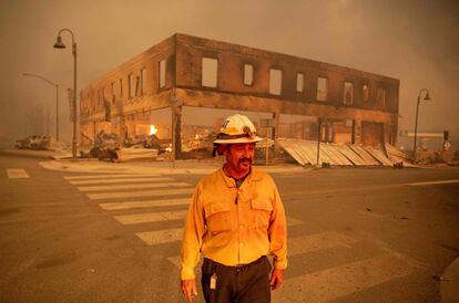 El jefe del batallón de bomberos Sergio Mora observa cómo arde el centro de Greenville, el 4 de agosto.