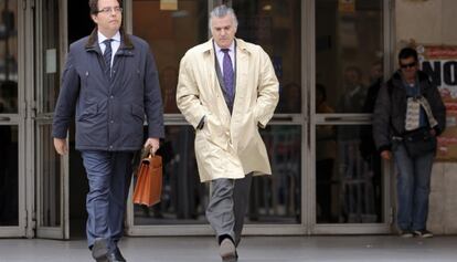 Bárcenas, izquierda, a su salida de los juzgados de Plaza de Castilla.