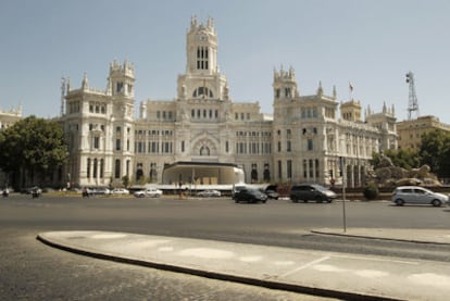 La plaza de Cibeles, donde ya se aprecia el escenario en el que Benedicto XVI pronunciará una homilía, ha sido despejada de marquesinas.