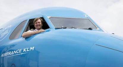 El rey de Holanda, en un avión de KLM, en el aeropuerto de Schiphol, cerca de Amsterdam.