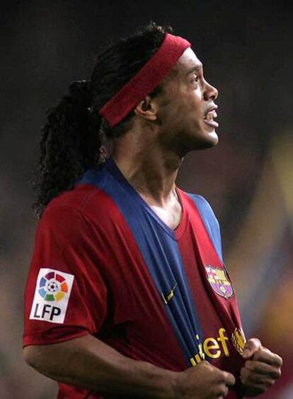 Ronaldinho se lamenta tras una ocasión perdida.