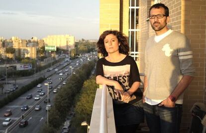 Roberto Roldán y su mujer, Eva Gómez, en su casa de Sevilla.