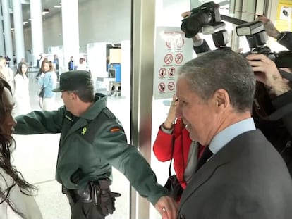 Una mujer reprocha a Eduardo Zaplana que no respete la cola a su llegada a la Audiencia de Valencia.