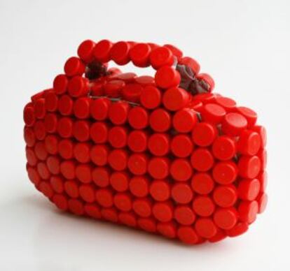 Bolso hecho con tapones de plástico
