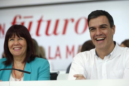 El secretario general del PSOE, Pedro Sánchez, y la presidenta del partido, Micaela Navarro, durante la reunión del comité federal.
