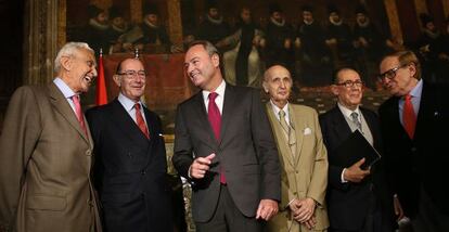 El presidente Fabra, en el centro, con los miembros de la comisi&oacute;n de econom&iacute;a de los Premios Jaime I y el profesor Grisol&iacute;a. 
