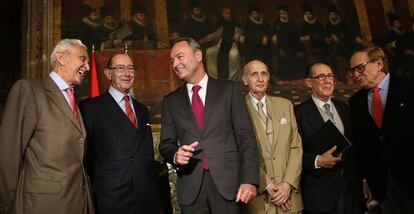 El presidente Fabra, en el centro, con los miembros de la comisión de economía de los Premios Jaime I y el profesor Grisolía.