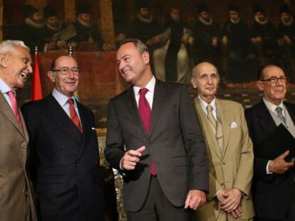 El presidente Fabra, en el centro, con los miembros de la comisi&oacute;n de econom&iacute;a de los Premios Jaime I y el profesor Grisol&iacute;a. 