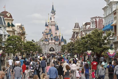 Rua principal do parque Disneyland Paris.
