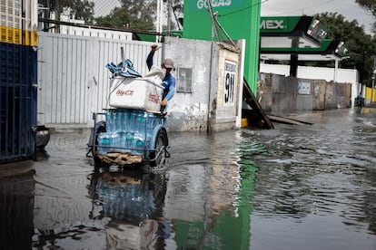 Vecinos de la colonia Aviación Civil se vieron afectados por estancamientos de agua en cruces principales.