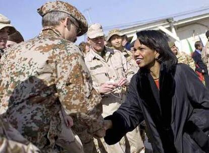 La secretaria de Estado de EEUU, Condoleezza Rice, en su visita a las tropas de la OTAN en Kandahar.