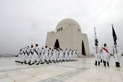 Miembros de la fuerza naval de Pakistán marchan durante una ceremonia para celebrar el 71 ° Día de la Independencia del país en el mausoleo de Muhammad Ali Jinnah en Karachi (Pakistán).